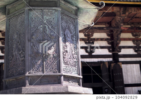 東大寺　八角灯籠越しに大仏殿(金堂)が見える 104092829