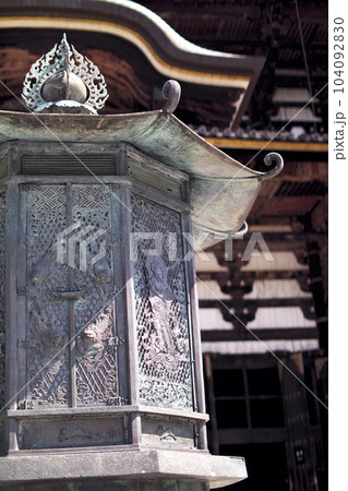 東大寺　八角灯籠越しに大仏殿(金堂)が見える 104092830