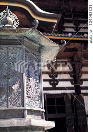 東大寺 八角灯籠越しに大仏殿(金堂)が見える 東大寺 八角灯籠越しに大仏殿(金堂)が見える 104092831
