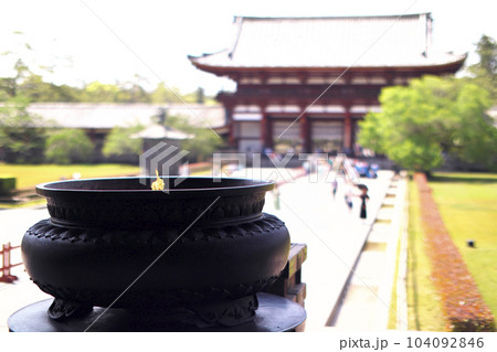 奈良　東大寺　大仏殿前にある大香炉の向こうに中門が見える 104092846