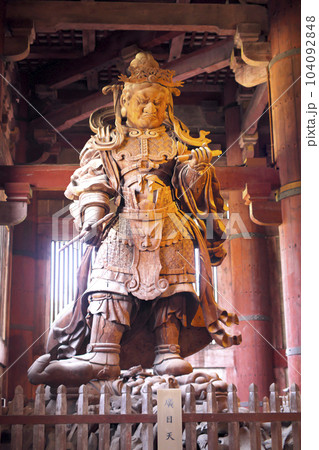 東大寺　大仏殿の廣目天像 104092848