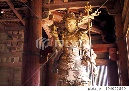 東大寺　大仏殿の多聞天像 104092849