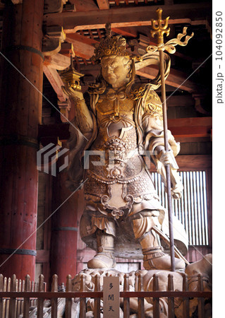 東大寺　大仏殿の多聞天像 104092850