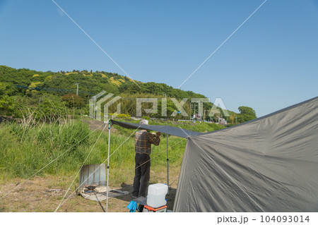 【中津川河川敷でオートキャンプ　キャノピーを調整するミドルキャンパー】 104093014