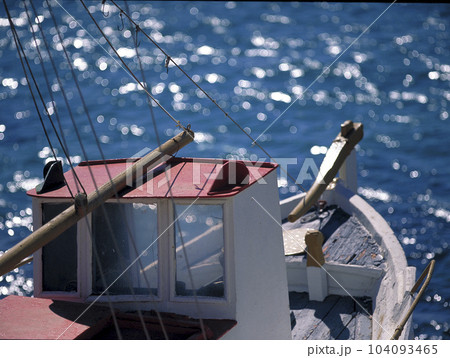 エーゲ海に浮かぶ小さな漁船の船首と青い海 104093465