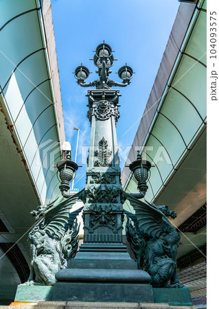 【東京都】日本橋にある重厚な雰囲気の麒麟の像 【東京都】日本橋にある重厚な雰囲気の麒麟の像 104093575