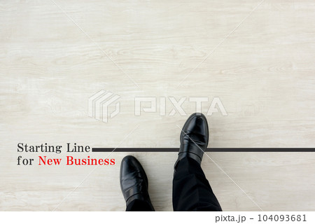 新ビジネスのスタートラインから出発するビジネスマン 104093681