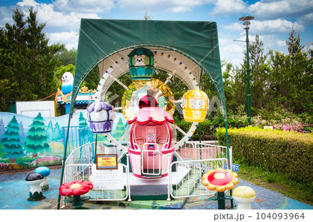 リゾート地にある広大な遊園地の中の乗り物のある風景の写真素材 