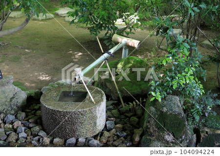 世界遺産 京都 龍安寺石庭の蹲蹲（手水鉢）吾唯足知の写真素材