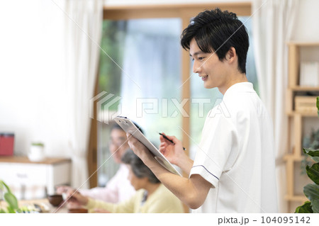 記録を書く若い男性介護士 104095142