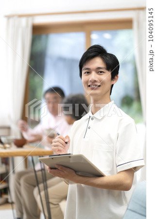 記録を書く若い男性介護士 記録を書く若い男性介護士 104095145