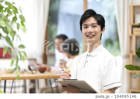 記録を書く若い男性介護士 104095146