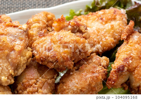 唐揚げ(鶏もも肉の唐揚げ)のアップ。 104095168