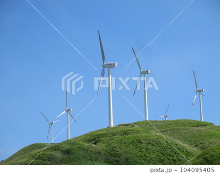 熊本県阿蘇郡西原村の俵山中腹に設置された風力発電所「阿蘇にしはらウィンドファーム」の風車 熊本県阿蘇郡西原村の俵山中腹に設置された風力発電所「阿蘇にしはらウィンドファーム」の風車 104095405