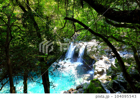 It is a beautiful scenery of Wonang Falls, a famous tourist attraction in Jeju Island. 104095543