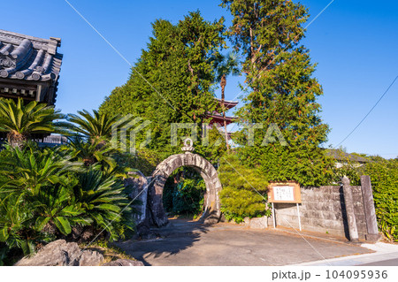 秋晴れ寺の門「蓮華院誕生寺(れんげいんたんじょうじ)」玉名市 104095936