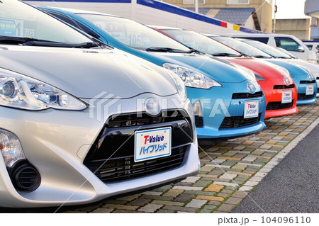 販売店の並ぶ車　トヨタアクア 104096110