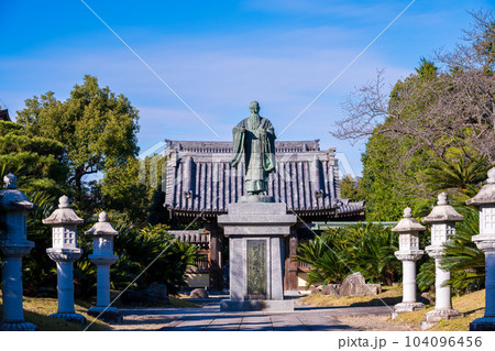 秋晴れの境内参道風景「蓮華院誕生寺(れんげいんたんじょうじ)」玉名市 104096456