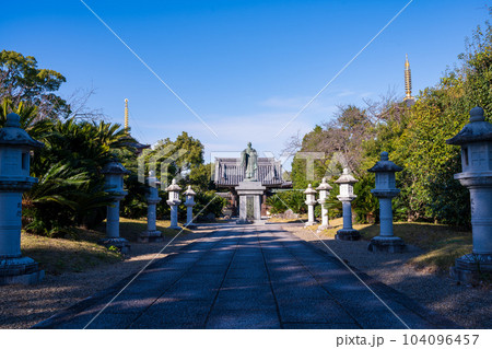 秋晴れの境内参道風景「蓮華院誕生寺(れんげいんたんじょうじ)」玉名市 秋晴れの境内参道風景「蓮華院誕生寺(れんげいんたんじょうじ)」玉名市 104096457