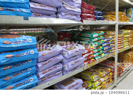 ペット用品売り場　ドッグフード 104096611