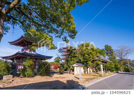 秋晴れの境内参道から観える多宝塔と五重塔風景「蓮華院誕生寺(れんげいんたんじょうじ)」玉名市 秋晴れの境内参道から観える多宝塔と五重塔風景「蓮華院誕生寺(れんげいんたんじょうじ)」玉名市 104096625