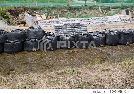 河川の護岸工事　大雨による被害を受けた道路沿いの洗掘防止工事 104096810