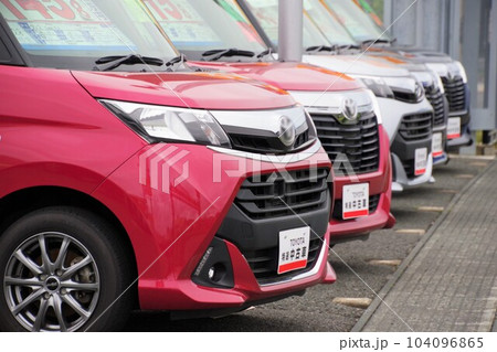 販売店に並ぶ車　トヨタ ルーミー＆タンク 104096865