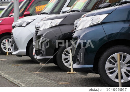 販売店に並ぶ車 トヨタ タンク&ルーミー 販売店に並ぶ車 トヨタ タンク&ルーミー 104096867