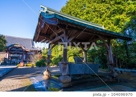 秋晴れの境内参道から観える本堂と手水舎「蓮華院誕生寺(れんげいんたんじょうじ)」玉名市 104096970