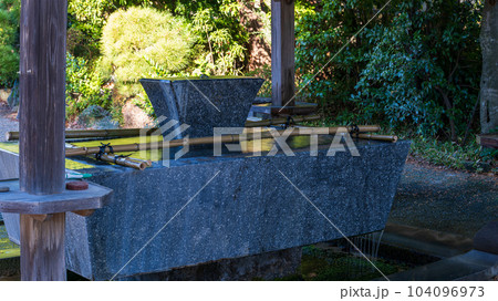 手水舎（てみずや）」神社で参拝者が身と心を清める場所「蓮華院誕生寺(れんげいんたんじょうじ)」玉名市 104096973