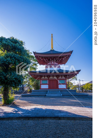 秋晴れの境内参道から観える多宝塔風景「蓮華院誕生寺(れんげいんたんじょうじ)」玉名市 104096988