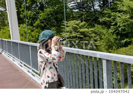 川場村 ふれあい橋からの風景を見る女性 川場村 ふれあい橋からの風景を見る女性 104097042