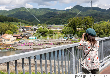川場村 ふれあい橋からの風景を見る女性 川場村 ふれあい橋からの風景を見る女性 104097043