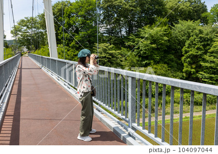 川場村 ふれあい橋からの風景を見る女性 川場村 ふれあい橋からの風景を見る女性 104097044