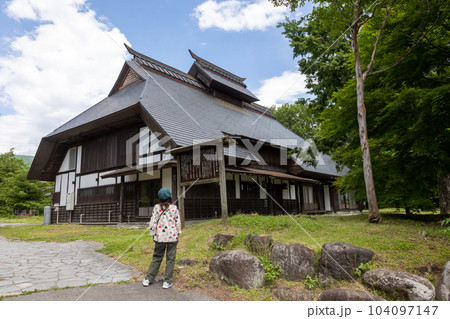 川場村の古民家　名主の館を巡る女性 104097147