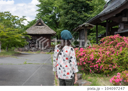 川場村の古民家　名主の館を巡る女性 104097247