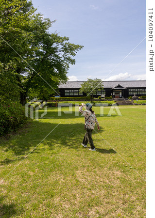 川場村歴史民俗資料館を巡る女性 川場村歴史民俗資料館を巡る女性 104097411