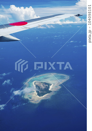 飛行機から見る沖縄の海の写真素材 [104098101] - PIXTA