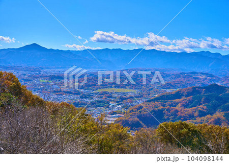 秋の埼玉県秩父のロープウェイ宝登山頂駅付近から南側の眺望(武甲山,天目山,大平山,皆野町など) 104098144