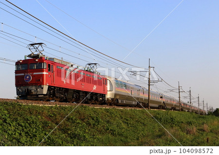 夕方の東北本線を走る寝台列車カシオペア紀行 104098572