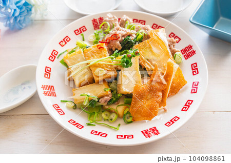 野菜炒めとワンタンの皮 104098861