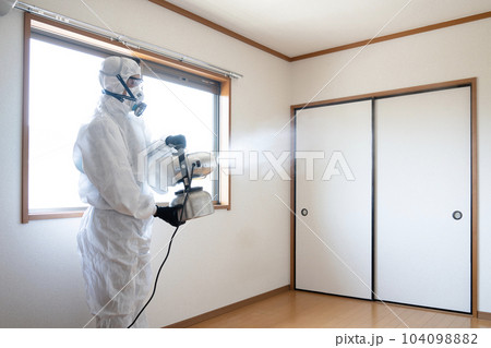 噴霧器で室内の除菌をする作業員 104098882