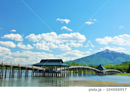 青森県 青空の鶴の舞橋と岩木山 青森県 青空の鶴の舞橋と岩木山 104098957