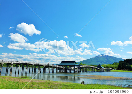 青森県　青空の鶴の舞橋と岩木山 104098960