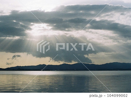 フィルムカメラで撮影した雨上がりの空 104099002