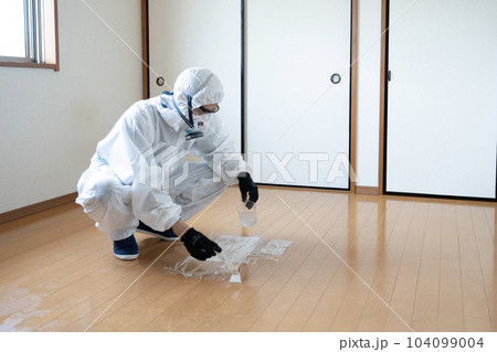 特殊清掃をする男性作業員 104099004