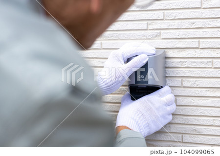 屋外用コンセントの取り付け、点検をしているところ 屋外用コンセントの取り付け、点検をしているところ 104099065