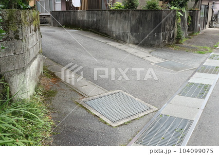 危険な曲がり角 危険な曲がり角 104099075