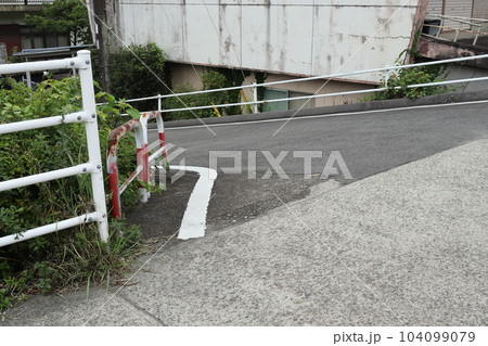 危険な曲がり角 104099079