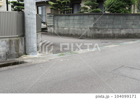 危険な曲がり角 104099171